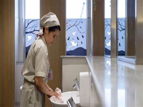 dọn nhà vệ sinh